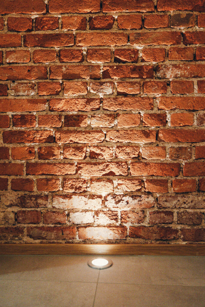 Alte Ziegelwand aus Bestandsbau in der MEYER Bau Akademie