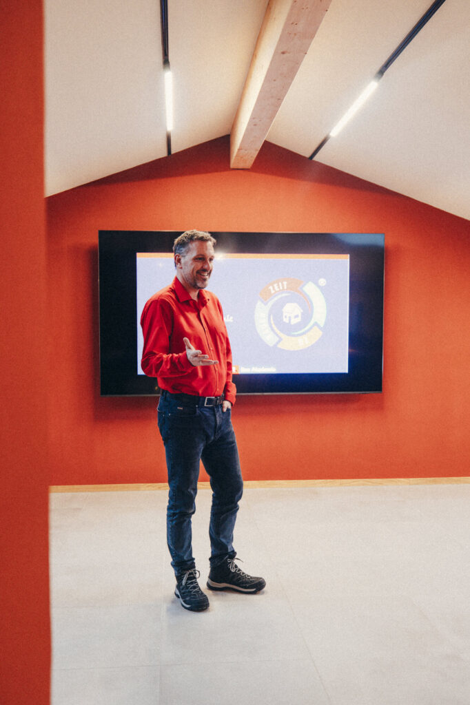 Carsten Meyer vor TV in der MEYER Bau Akademie
